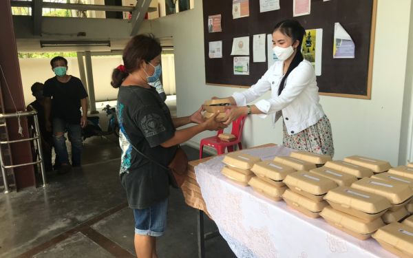 (20-04-63) แจกข้าวกล่องให้กับผู้ประสบภัยโควิด-19_(4)