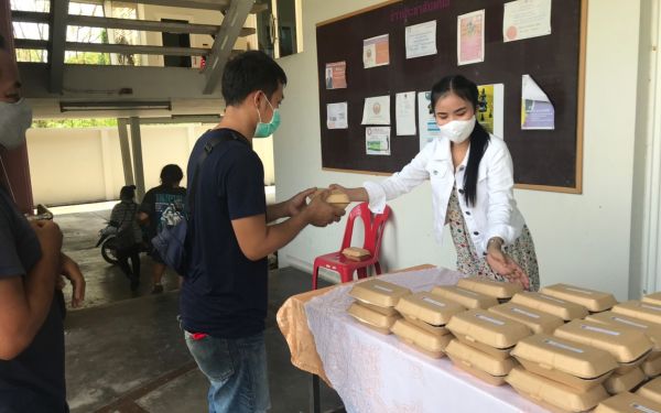 (20-04-63) แจกข้าวกล่องให้กับผู้ประสบภัยโควิด-19_(4)