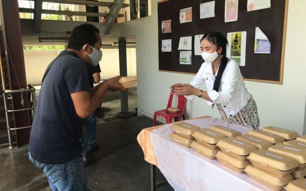 (20-04-63) แจกข้าวกล่องให้กับผู้ประสบภัยโควิด-19_(4)