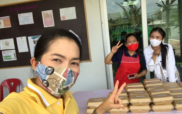 (20-04-63) แจกข้าวกล่องให้กับผู้ประสบภัยโควิด-19_(4)