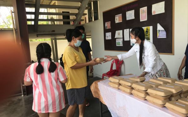 (20-04-63) แจกข้าวกล่องให้กับผู้ประสบภัยโควิด-19_(4)