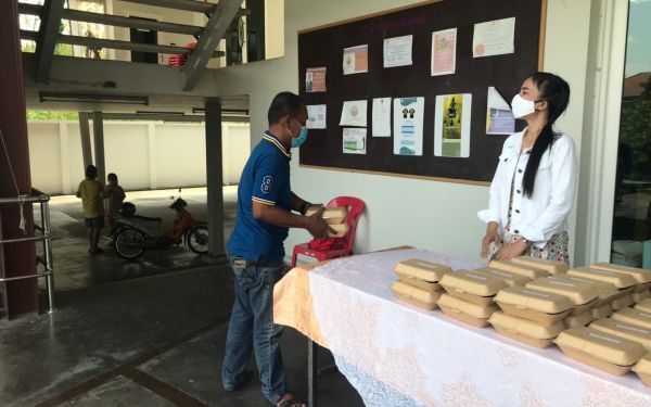 (20-04-63) แจกข้าวกล่องให้กับผู้ประสบภัยโควิด-19_(4)