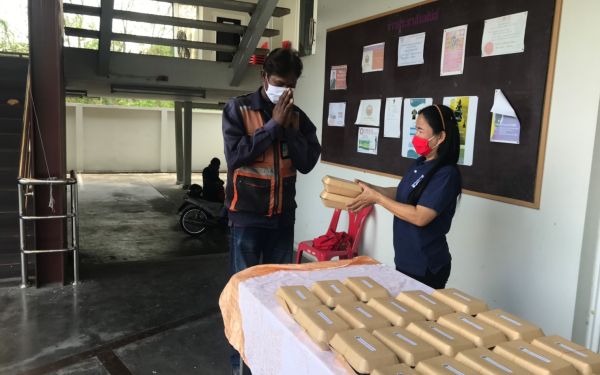 (20-04-63) แจกข้าวกล่องให้กับผู้ประสบภัยโควิด-19_(4)