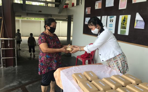 (20-04-63) แจกข้าวกล่องให้กับผู้ประสบภัยโควิด-19_(4)