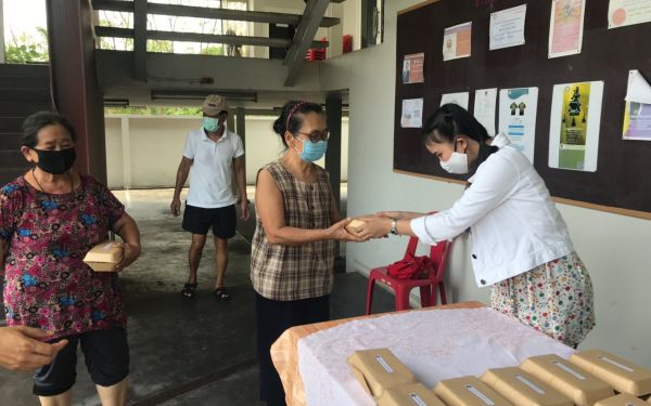 (20-04-63) แจกข้าวกล่องให้กับผู้ประสบภัยโควิด-19_(4)