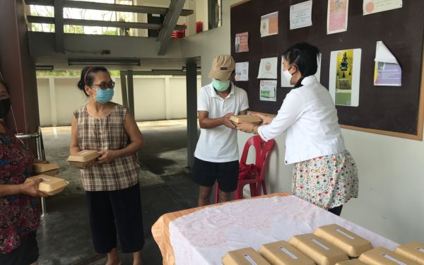 (20-04-63) แจกข้าวกล่องให้กับผู้ประสบภัยโควิด-19_(4)
