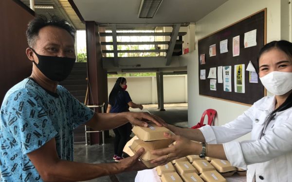 (20-04-63) แจกข้าวกล่องให้กับผู้ประสบภัยโควิด-19_(4)