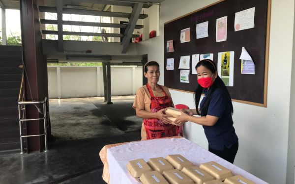 (20-04-63) แจกข้าวกล่องให้กับผู้ประสบภัยโควิด-19_(4)