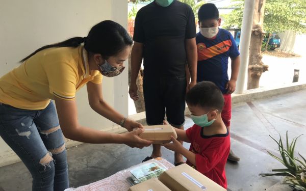 (20-04-63) แจกข้าวกล่องให้กับผู้ประสบภัยโควิด-19_(4)