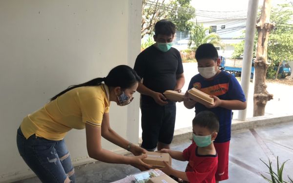(20-04-63) แจกข้าวกล่องให้กับผู้ประสบภัยโควิด-19_(4)