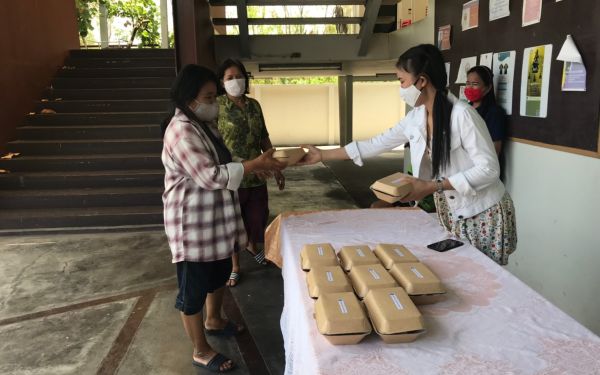 (20-04-63) แจกข้าวกล่องให้กับผู้ประสบภัยโควิด-19_(4)