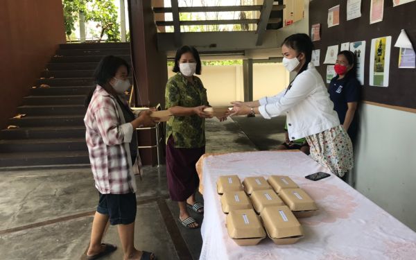(20-04-63) แจกข้าวกล่องให้กับผู้ประสบภัยโควิด-19_(4)