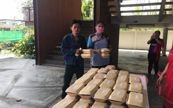 (20-04-63) แจกข้าวกล่องให้กับผู้ประสบภัยโควิด-19_(4)