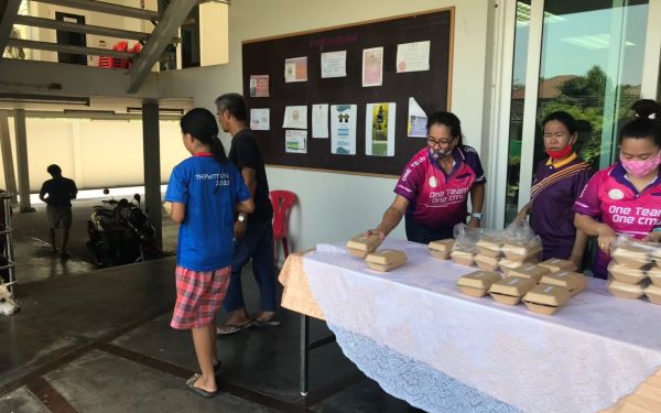 (21-04-63) แจกข้าวกล่องให้กับผู้ประสบภัยโควิด-19_(5)