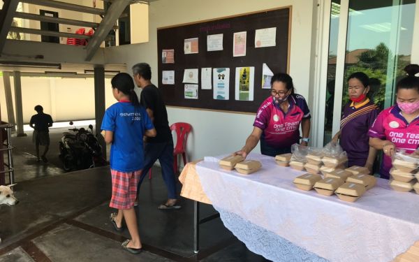 (21-04-63) แจกข้าวกล่องให้กับผู้ประสบภัยโควิด-19_(5)