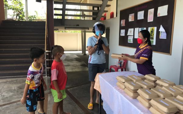 (21-04-63) แจกข้าวกล่องให้กับผู้ประสบภัยโควิด-19_(5)