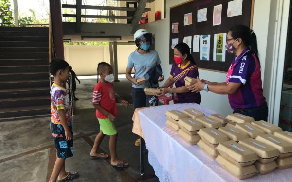 (21-04-63) แจกข้าวกล่องให้กับผู้ประสบภัยโควิด-19_(5)