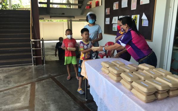 (21-04-63) แจกข้าวกล่องให้กับผู้ประสบภัยโควิด-19_(5)