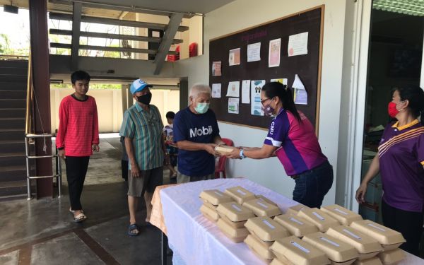 (21-04-63) แจกข้าวกล่องให้กับผู้ประสบภัยโควิด-19_(5)