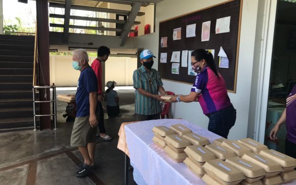 (21-04-63) แจกข้าวกล่องให้กับผู้ประสบภัยโควิด-19_(5)