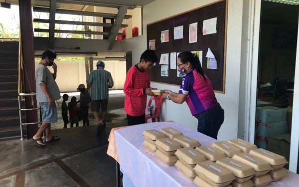 (21-04-63) แจกข้าวกล่องให้กับผู้ประสบภัยโควิด-19_(5)