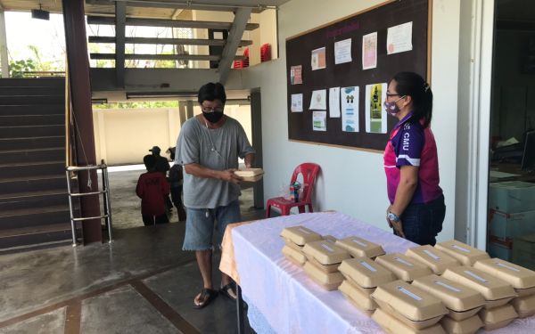 (21-04-63) แจกข้าวกล่องให้กับผู้ประสบภัยโควิด-19_(5)