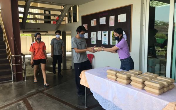 (21-04-63) แจกข้าวกล่องให้กับผู้ประสบภัยโควิด-19_(5)