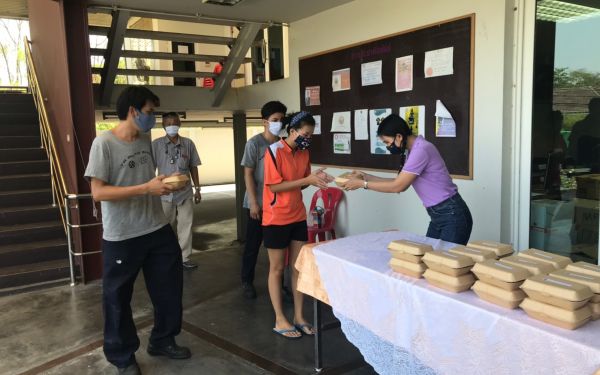 (21-04-63) แจกข้าวกล่องให้กับผู้ประสบภัยโควิด-19_(5)