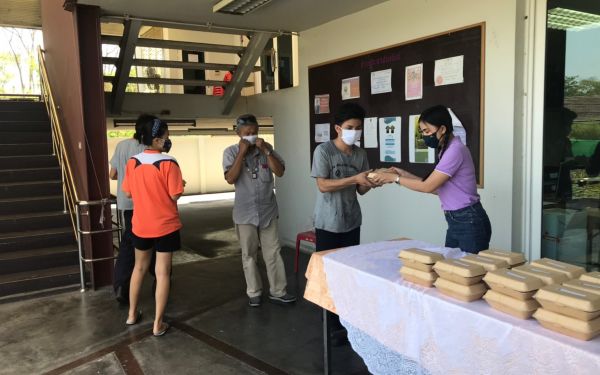 (21-04-63) แจกข้าวกล่องให้กับผู้ประสบภัยโควิด-19_(5)