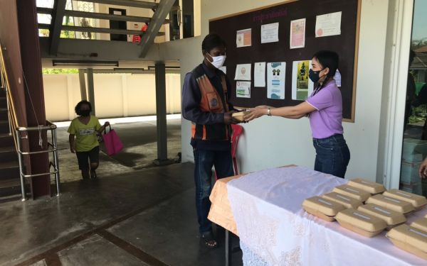 (21-04-63) แจกข้าวกล่องให้กับผู้ประสบภัยโควิด-19_(5)