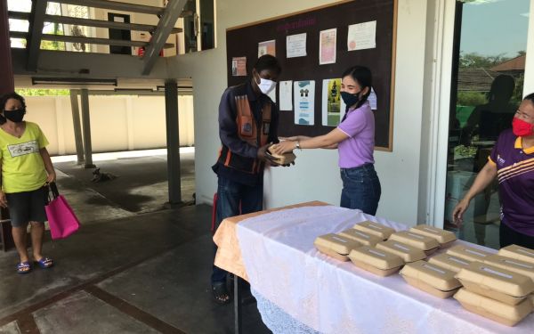 (21-04-63) แจกข้าวกล่องให้กับผู้ประสบภัยโควิด-19_(5)