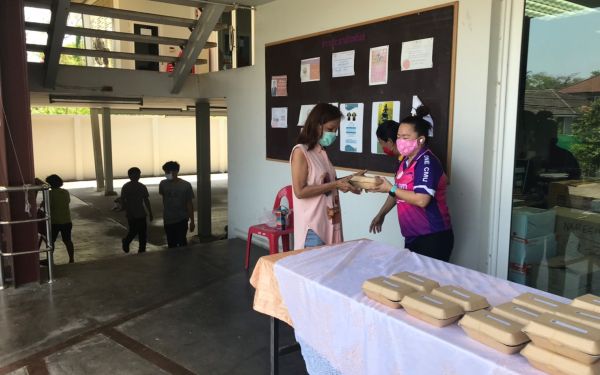 (21-04-63) แจกข้าวกล่องให้กับผู้ประสบภัยโควิด-19_(5)