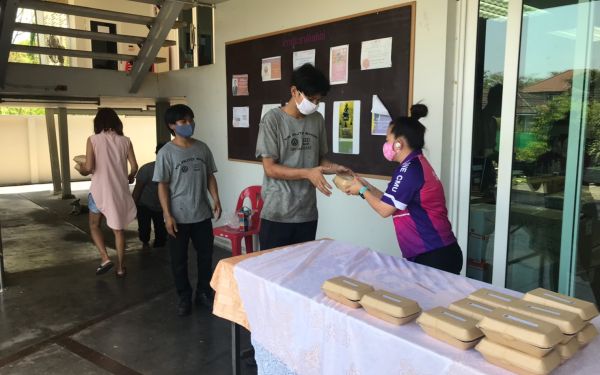 (21-04-63) แจกข้าวกล่องให้กับผู้ประสบภัยโควิด-19_(5)
