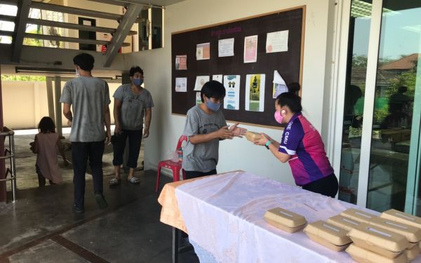(21-04-63) แจกข้าวกล่องให้กับผู้ประสบภัยโควิด-19_(5)
