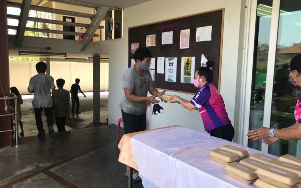 (21-04-63) แจกข้าวกล่องให้กับผู้ประสบภัยโควิด-19_(5)