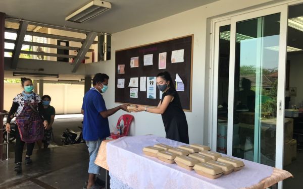 (21-04-63) แจกข้าวกล่องให้กับผู้ประสบภัยโควิด-19_(5)