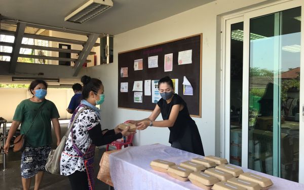 (21-04-63) แจกข้าวกล่องให้กับผู้ประสบภัยโควิด-19_(5)