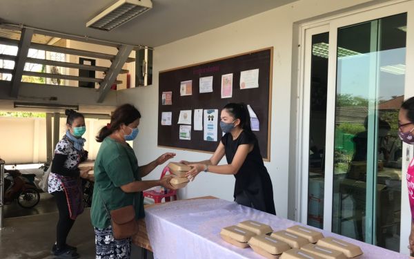 (21-04-63) แจกข้าวกล่องให้กับผู้ประสบภัยโควิด-19_(5)