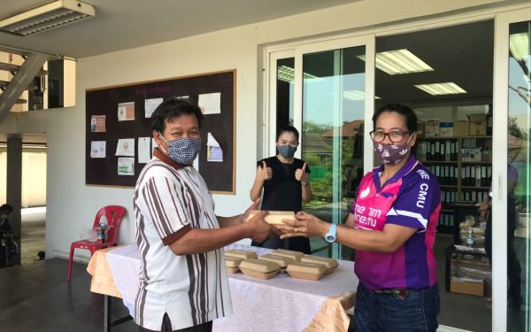 (21-04-63) แจกข้าวกล่องให้กับผู้ประสบภัยโควิด-19_(5)