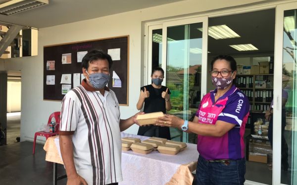 (21-04-63) แจกข้าวกล่องให้กับผู้ประสบภัยโควิด-19_(5)