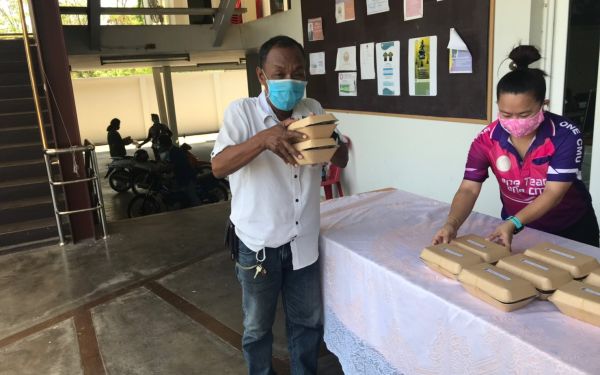 (21-04-63) แจกข้าวกล่องให้กับผู้ประสบภัยโควิด-19_(5)