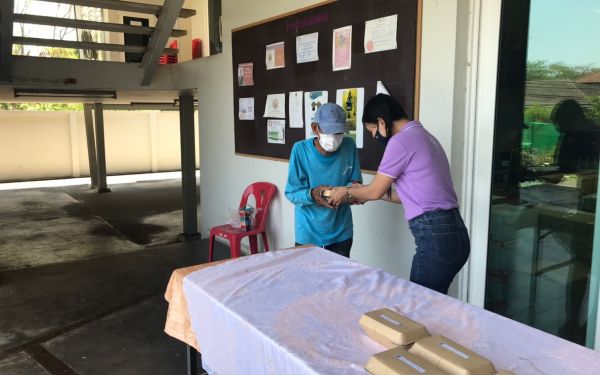 (21-04-63) แจกข้าวกล่องให้กับผู้ประสบภัยโควิด-19_(5)
