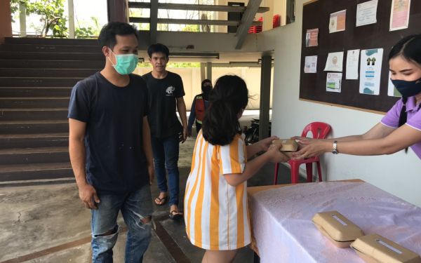 (21-04-63) แจกข้าวกล่องให้กับผู้ประสบภัยโควิด-19_(5)