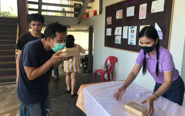 (21-04-63) แจกข้าวกล่องให้กับผู้ประสบภัยโควิด-19_(5)