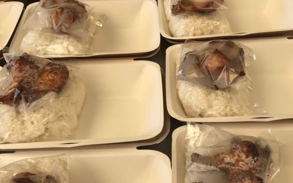 (21-04-63) แจกข้าวกล่องให้กับผู้ประสบภัยโควิด-19_(5)