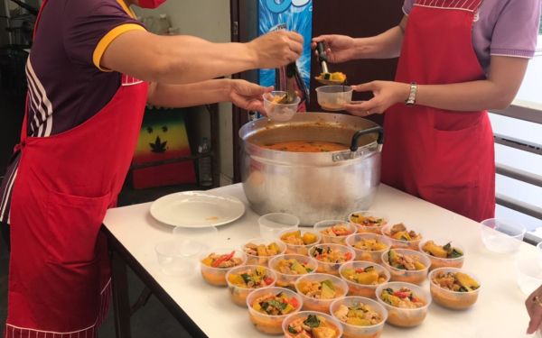 (21-04-63) แจกข้าวกล่องให้กับผู้ประสบภัยโควิด-19_(5)