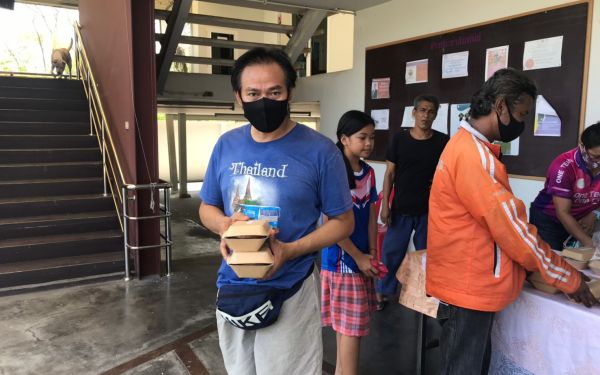 (21-04-63) แจกข้าวกล่องให้กับผู้ประสบภัยโควิด-19_(5)