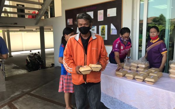 (21-04-63) แจกข้าวกล่องให้กับผู้ประสบภัยโควิด-19_(5)