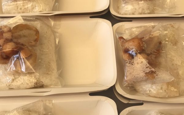 (22-04-63) แจกข้าวกล่องให้กับผู้ประสบภัยโควิด-19_(6)