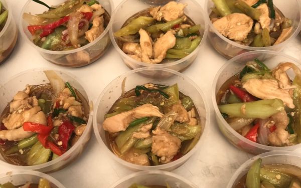 (22-04-63) แจกข้าวกล่องให้กับผู้ประสบภัยโควิด-19_(6)